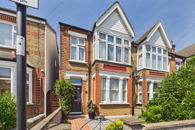 4 bed property, in Ladbroke Road, £600,000
