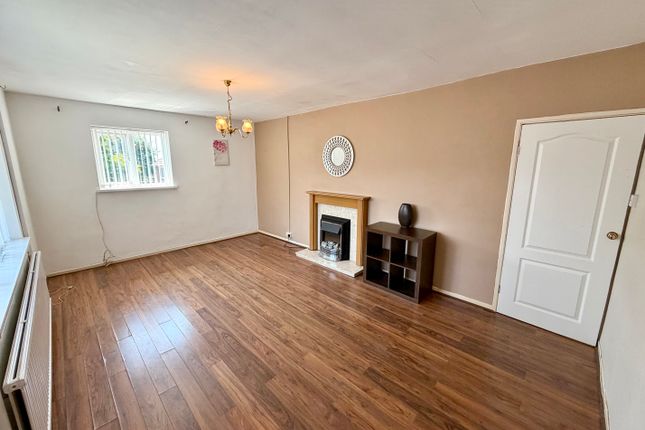 2 bed property, in Blue House Road, £180,000