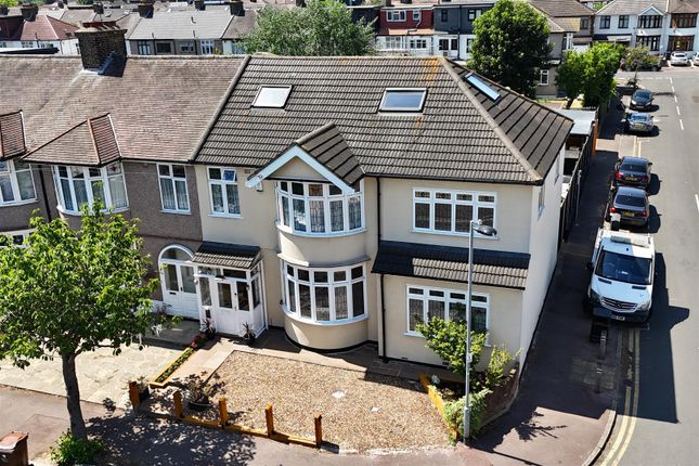 5 bed property, in Stratton Drive, £875,000