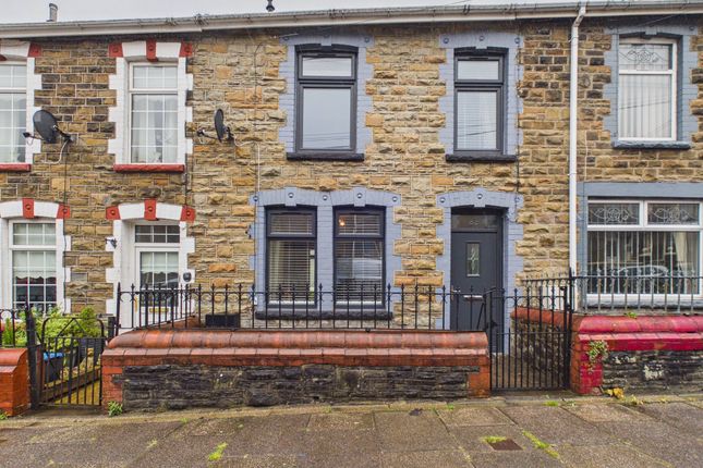 2 bed property, in Woodville Road, £125,000
