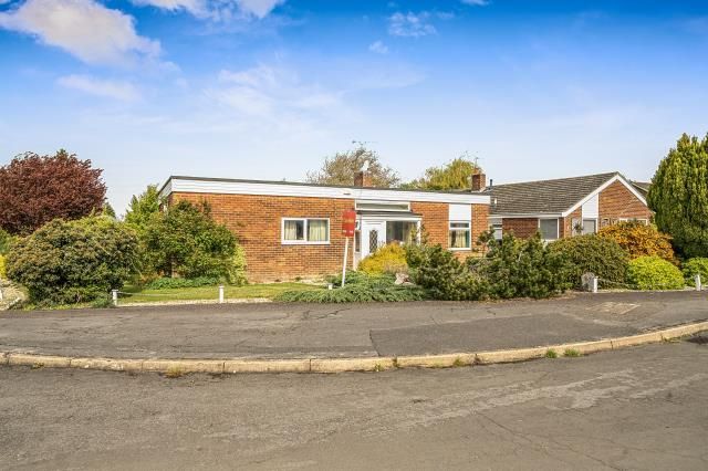 3 bed property, in Turnpike Road, £475,000