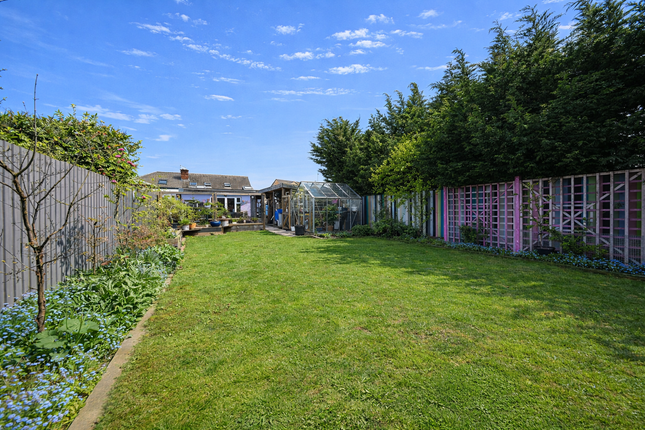 4 bed property, in The Roundway, £425,000
