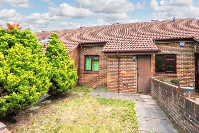 1 bed property, in Oxlip Close, £285,000