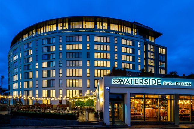 1 bed property, in The Waterside Apartments, £255,000