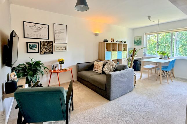 1 bed property, in Charing Close BH24, £185,000