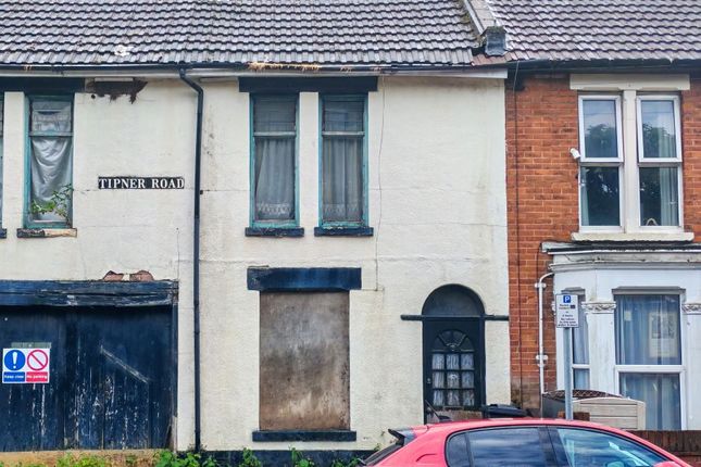 2 bed property, in 33 Tipner Road, £40,000