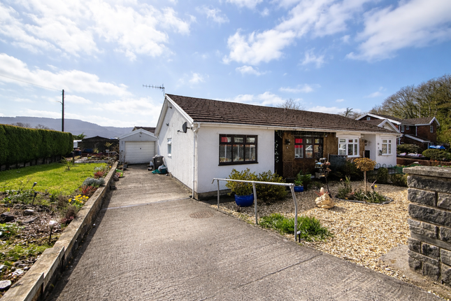 2 bed property, in Heath Close, £240,000