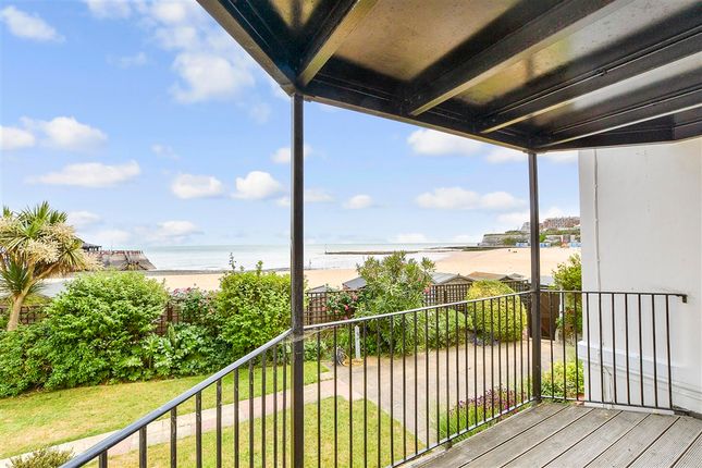 1 bed property, in The Parade, £210,000