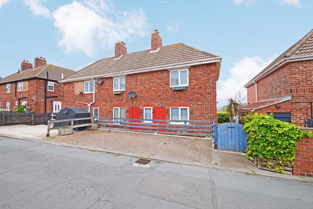 3 bed property, in Abbots Walk, £125,000