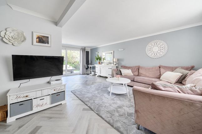 3 bed property, in Wood Close, £475,000