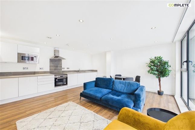 2 bed property, in Crossbank House, £190,000