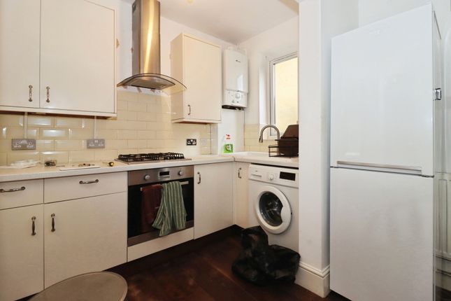 2 bed property, in Gloucester Street, £160,000