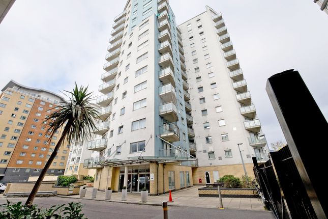 2 bed property, in Centreway Apartments IG1, £300,000