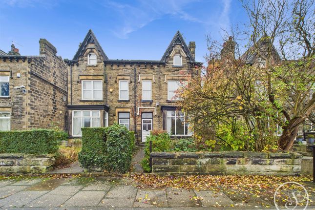 4 bed property, in Hollyshaw Walk, £375,000