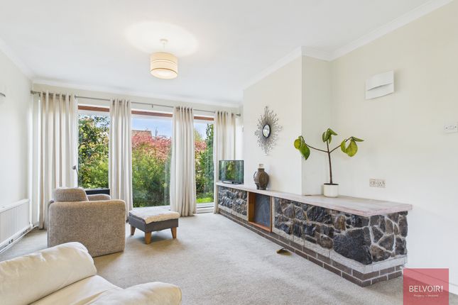 5 bed property, in Higher Lane, £395,000