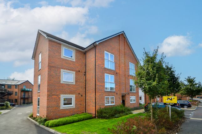 2 bed property, in Oakridge Road, £240,000