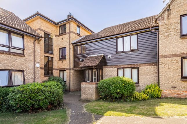 2 bed property, in Dalrymple Way, £150,000