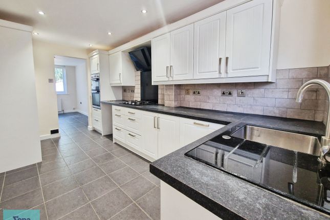 4 bed property, in Harvey Close, £290,000
