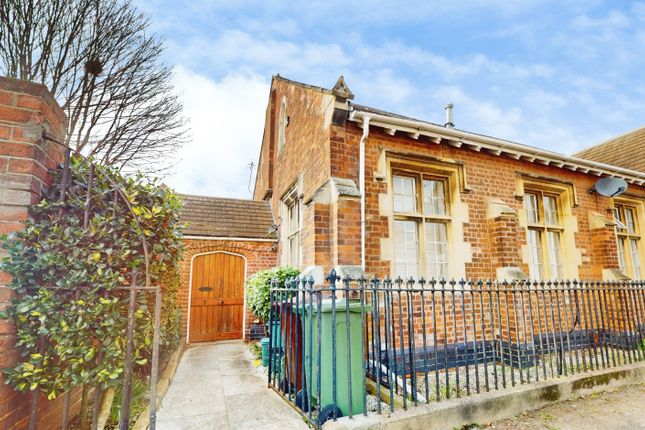2 bed property, in Old School House, £389,950