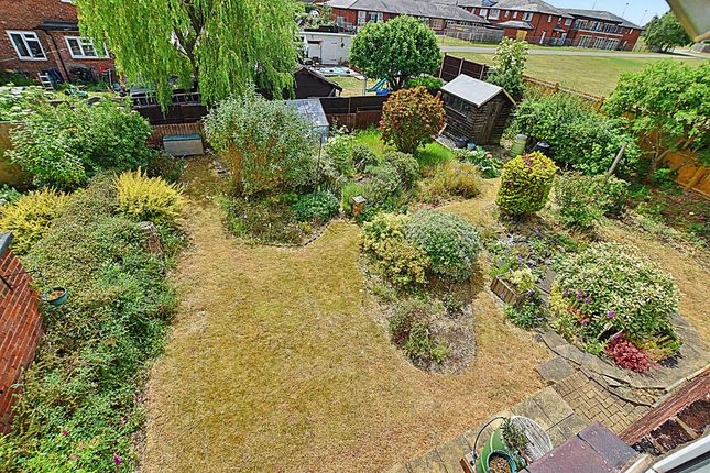 2 bed property, in Minting Close, £160,000