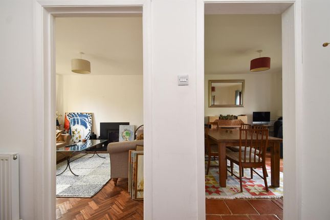 3 bed property, in Downs Road, £430,000