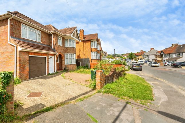 4 bed property, in Whitelands Road, £575,000