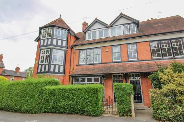 5 bed property, in Knighton Drive, £575,000