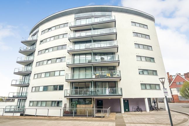 1 bed property, in Albert Basin Way, £145,000