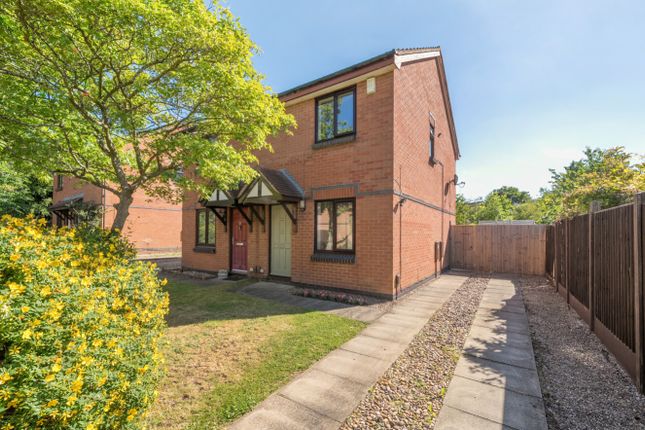 2 bed property, in Christopher Close, £200,000