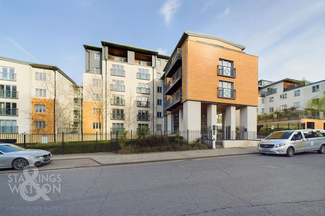 1 bed property, in New Half Moon Yard, £175,000