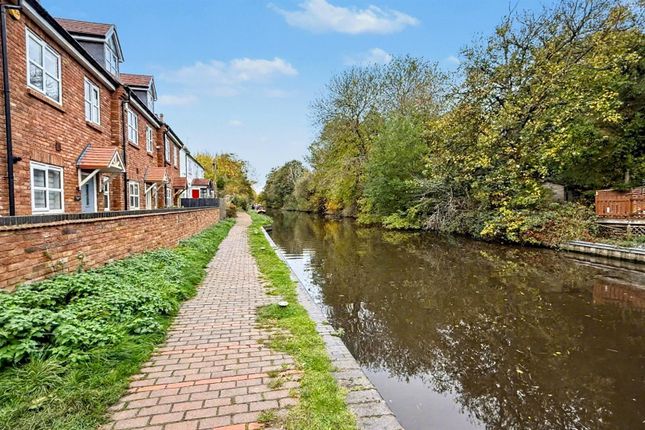 3 bed property, in Canal Side, £269,500