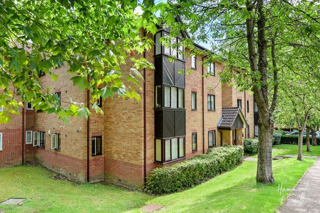 2 bed property, in Woodland Grove, £335,000