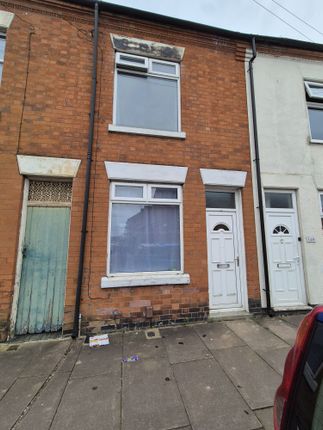 2 bed property, in Pool Road, £155,000