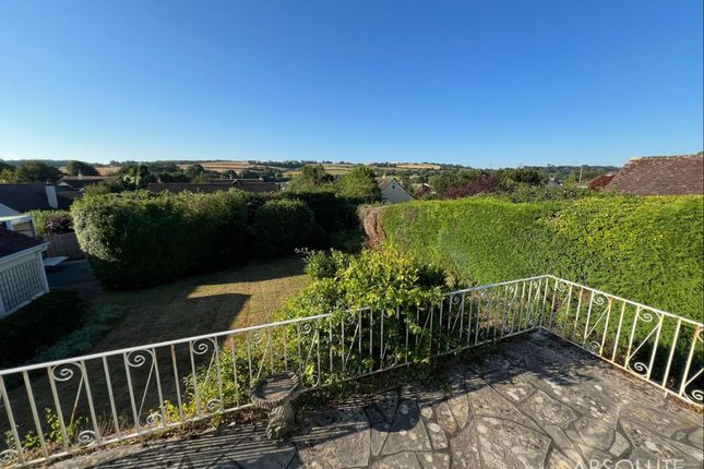 3 bed property, in Higher Warborough Road, £575,000