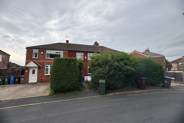 3 bed property, in Lyme Grove, £180,000