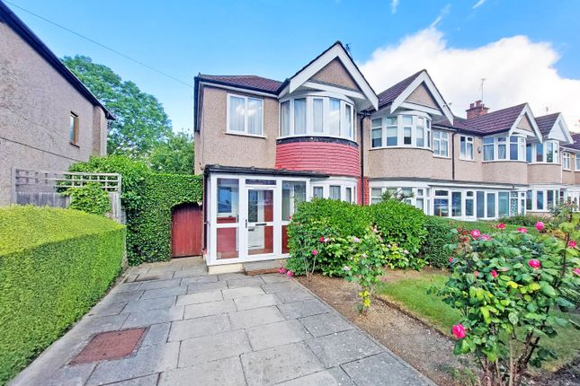 3 bed property, in Ravenswood Crescent, £550,000
