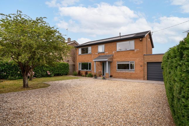 4 bed property, in Rockmill End, £825,000