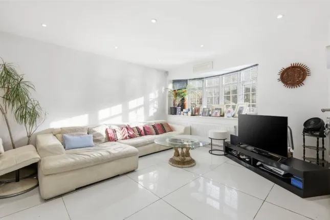 3 bed property, in Shillibeer Walk, £500,000