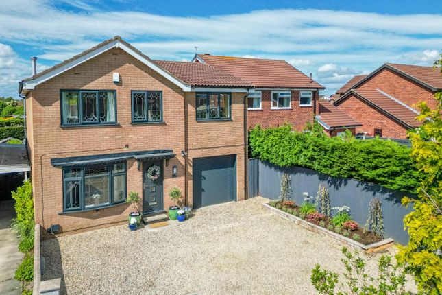 5 bed property, in Corncroft, £425,000