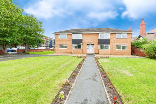 2 bed property, in Clifton Drive South, £165,000