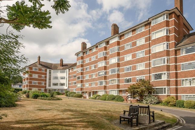 2 bed property, in Upper Richmond Road West, £500,000