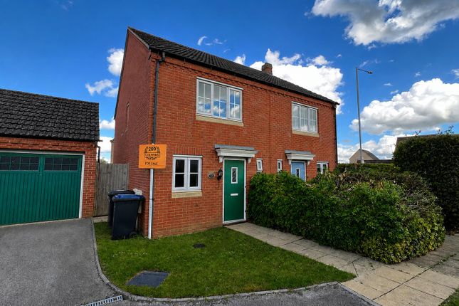 2 bed property, in Longchamp Drive, £299,950