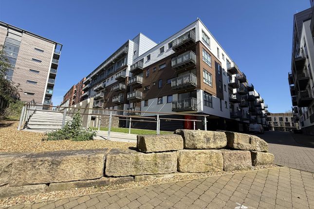 1 bed property, in Advent House Block 1, £95,000