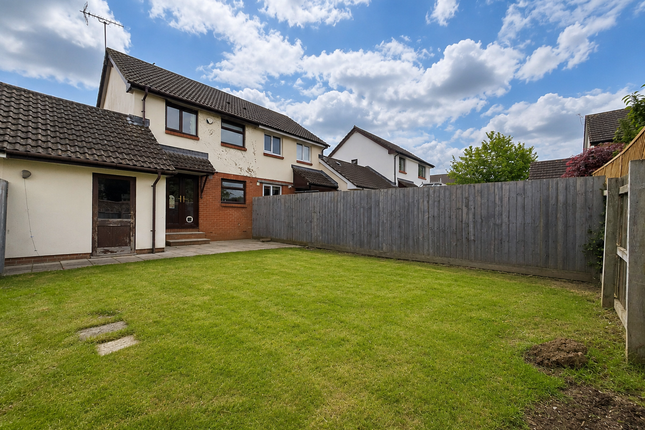 2 bed property, in Rooks Close, £220,000