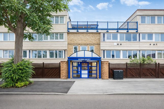 2 bed property, in Ray Lodge Road, £350,000