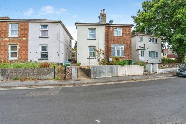 2 bed property, in Glen Road, £200,000