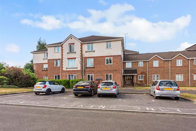 2 bed property, in Garden Close, £125,000