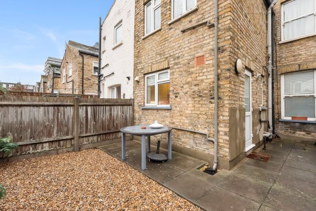 1 bed property, in Claxton Grove, £400,000