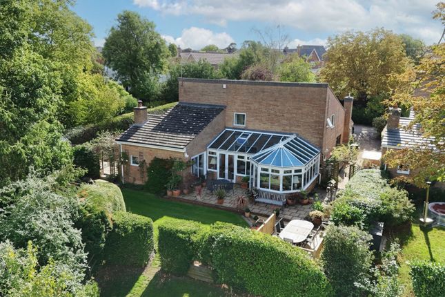 4 bed property, in High Street, £650,000