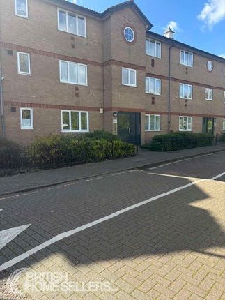 2 bed property, in Harrier Way, £265,000